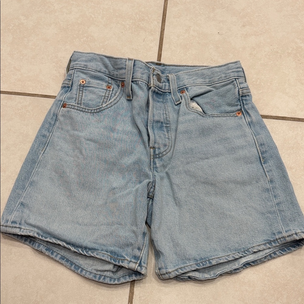 Levi's Light Wash Denim Women's Shorts - Picture 3 of 4